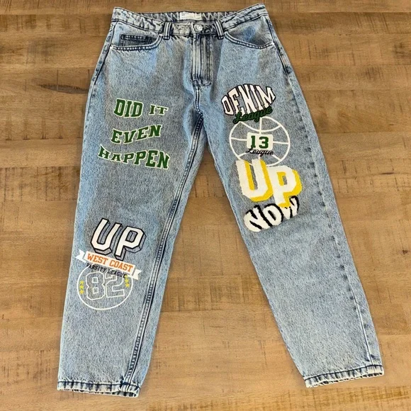 Bershka Graffiti Mom Jeans Trendy Size 6 100% cotton. - Picture 1 of 8